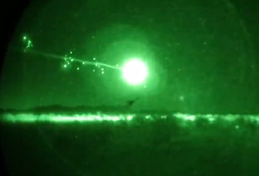 Tên lửa Stinger hạ gục UAV giữa đêm tối